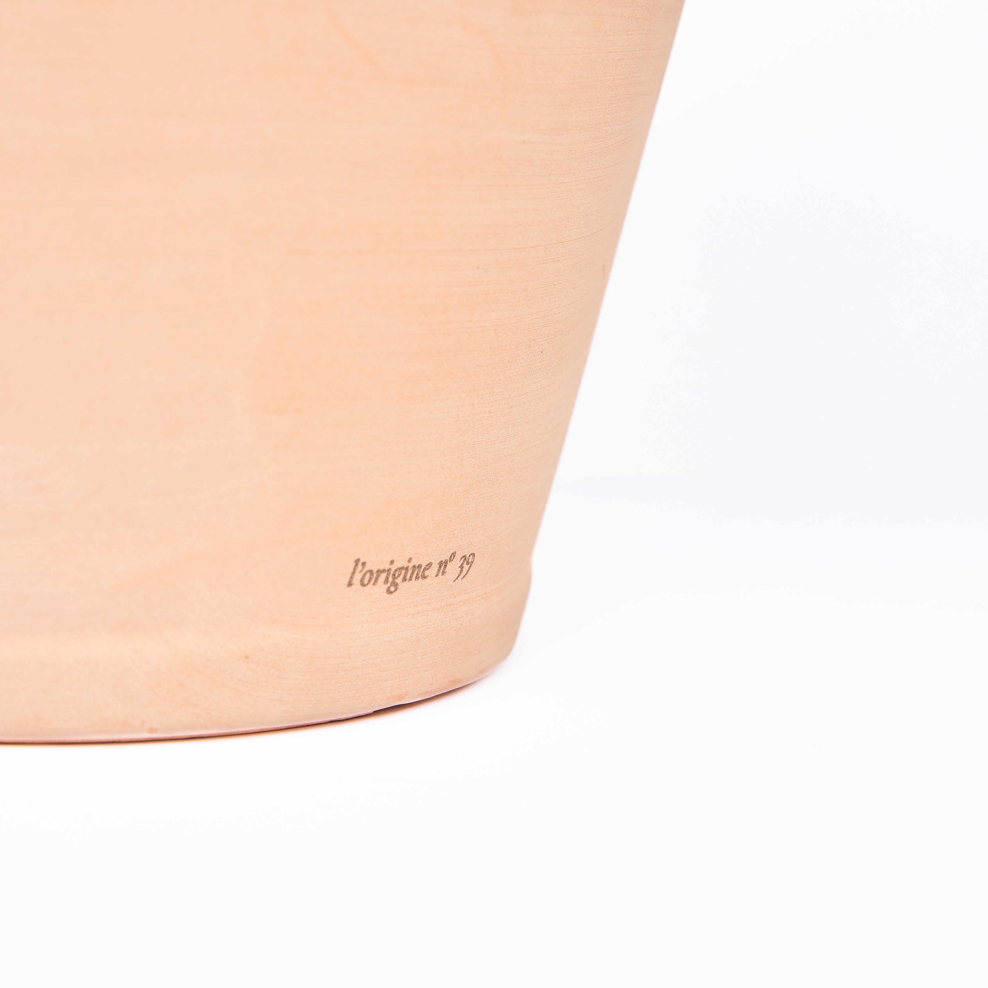 Hand-gilded terracotta pot with 22-karat gold rim – Zestasia l’origine